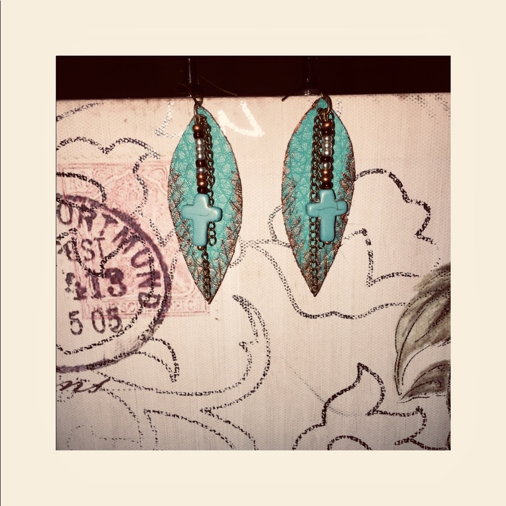 GIFTED🌷ARTISAN TURQUOISE FEATHER LEATHER EARRINGS - Picture 1 of 1